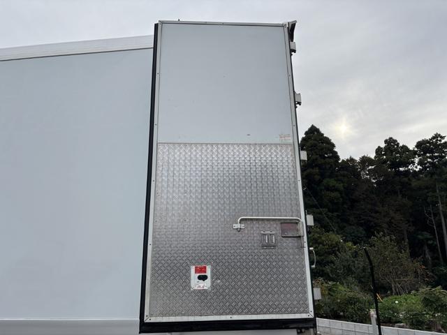 クオン 低温冷凍車　４軸低床　エアサス　格納ゲート　東プレ　ＸＶ９２ＬＳＥ－Ｕ　－３０℃設定　エバハウス　スタンバイ付　サイドドア　ジョロダーレール　９，３４０×２，３２０×２，４２０　積載１２．９ｔ　車検付　シフト：エスコット　２ペダル　パワーゲート（20枚目）