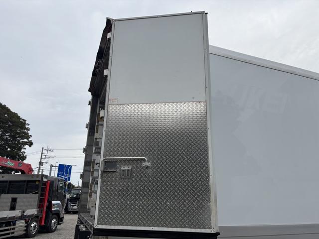 クオン 低温冷凍車　４軸低床　エアサス　格納ゲート　東プレ　ＸＶ９２ＬＳＥ－Ｕ　－３０℃設定　エバハウス　スタンバイ付　サイドドア　ジョロダーレール　９，３４０×２，３２０×２，４２０　積載１２．９ｔ　車検付　シフト：エスコット　２ペダル　パワーゲート（21枚目）