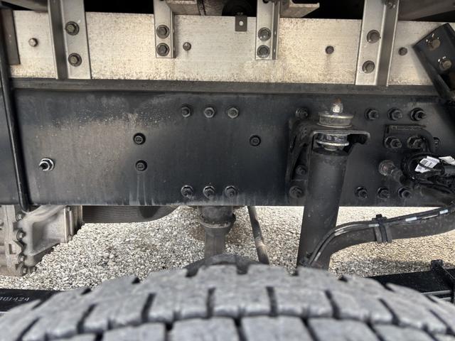 クオン 低温冷凍車　４軸低床　エアサス　格納ゲート　東プレ　ＸＶ９２ＬＳＥ－Ｕ　－３０℃設定　エバハウス　スタンバイ付　サイドドア　ジョロダーレール　９，３４０×２，３２０×２，４２０　積載１２．９ｔ　車検付　シフト：エスコット　２ペダル　パワーゲート（25枚目）