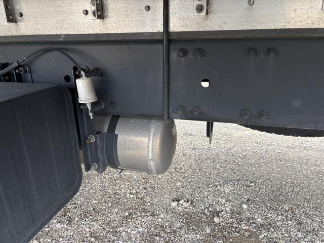 クオン 低温冷凍車　４軸低床　エアサス　格納ゲート　東プレ　ＸＶ９２ＬＳＥ－Ｕ　－３０℃設定　エバハウス　スタンバイ付　サイドドア　ジョロダーレール　９，３４０×２，３２０×２，４２０　積載１２．９ｔ　車検付　シフト：エスコット　２ペダル　パワーゲート（26枚目）