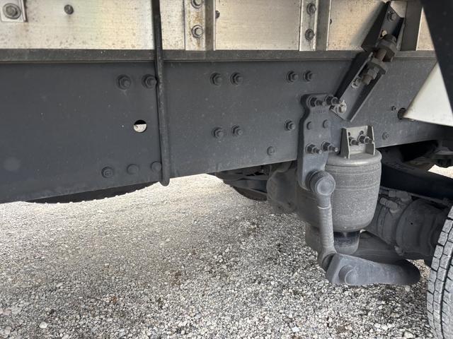 クオン 低温冷凍車　４軸低床　エアサス　格納ゲート　東プレ　ＸＶ９２ＬＳＥ－Ｕ　－３０℃設定　エバハウス　スタンバイ付　サイドドア　ジョロダーレール　９，３４０×２，３２０×２，４２０　積載１２．９ｔ　車検付　シフト：エスコット　２ペダル　パワーゲート（27枚目）