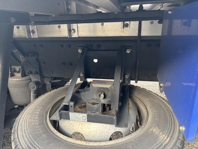 クオン 低温冷凍車　４軸低床　エアサス　格納ゲート　東プレ　ＸＶ９２ＬＳＥ－Ｕ　－３０℃設定　エバハウス　スタンバイ付　サイドドア　ジョロダーレール　９，３４０×２，３２０×２，４２０　積載１２．９ｔ　車検付　シフト：エスコット　２ペダル　パワーゲート（28枚目）