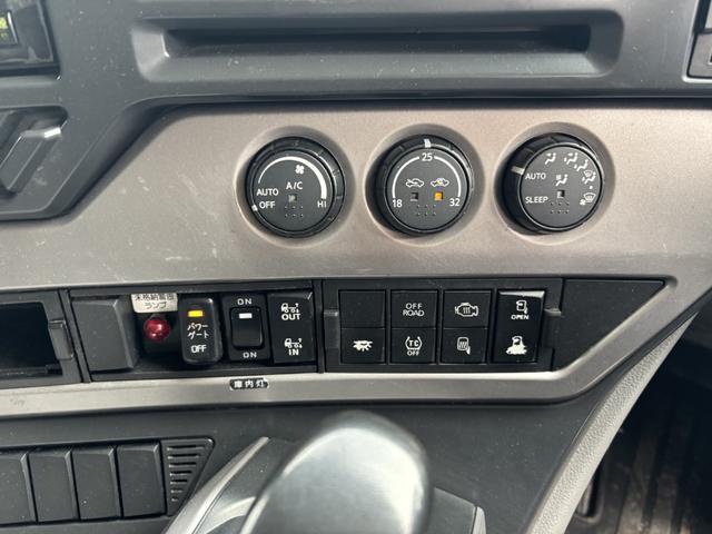 クオン 低温冷凍車　４軸低床　エアサス　格納ゲート　東プレ　ＸＶ９２ＬＳＥ－Ｕ　－３０℃設定　エバハウス　スタンバイ付　サイドドア　ジョロダーレール　９，３４０×２，３２０×２，４２０　積載１２．９ｔ　車検付　シフト：エスコット　２ペダル　パワーゲート（37枚目）