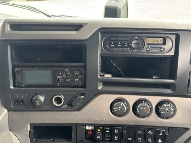 クオン 低温冷凍車　４軸低床　エアサス　格納ゲート　東プレ　ＸＶ９２ＬＳＥ－Ｕ　－３０℃設定　エバハウス　スタンバイ付　サイドドア　ジョロダーレール　９，３４０×２，３２０×２，４２０　積載１２．９ｔ　車検付　シフト：エスコット　２ペダル　パワーゲート（39枚目）