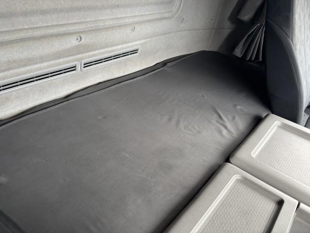 クオン 低温冷凍車　４軸低床　エアサス　格納ゲート　東プレ　ＸＶ９２ＬＳＥ－Ｕ　－３０℃設定　エバハウス　スタンバイ付　サイドドア　ジョロダーレール　９，３４０×２，３２０×２，４２０　積載１２．９ｔ　車検付　シフト：エスコット　２ペダル　パワーゲート（41枚目）