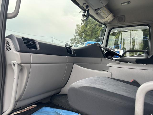 クオン 低温冷凍車　４軸低床　エアサス　格納ゲート　東プレ　ＸＶ９２ＬＳＥ－Ｕ　－３０℃設定　エバハウス　スタンバイ付　サイドドア　ジョロダーレール　９，３４０×２，３２０×２，４２０　積載１２．９ｔ　車検付　シフト：エスコット　２ペダル　パワーゲート（42枚目）