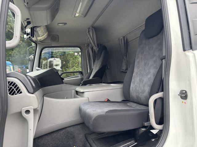 クオン 低温冷凍車　４軸低床　エアサス　格納ゲート　東プレ　ＸＶ９２ＬＳＥ－Ｕ　－３０℃設定　エバハウス　スタンバイ付　サイドドア　ジョロダーレール　９，３４０×２，３２０×２，４２０　積載１２．９ｔ　車検付　シフト：エスコット　２ペダル　パワーゲート（43枚目）