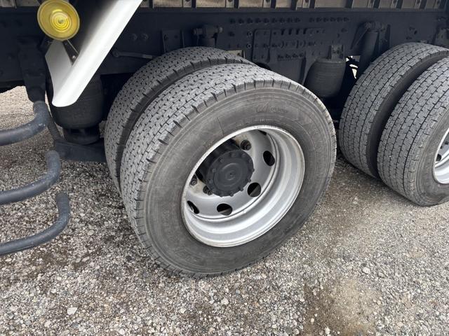 クオン 低温冷凍車　４軸低床　エアサス　格納ゲート　東プレ　ＸＶ９２ＬＳＥ－Ｕ　－３０℃設定　エバハウス　スタンバイ付　サイドドア　ジョロダーレール　９，３４０×２，３２０×２，４２０　積載１２．９ｔ　車検付　シフト：エスコット　２ペダル　パワーゲート（52枚目）