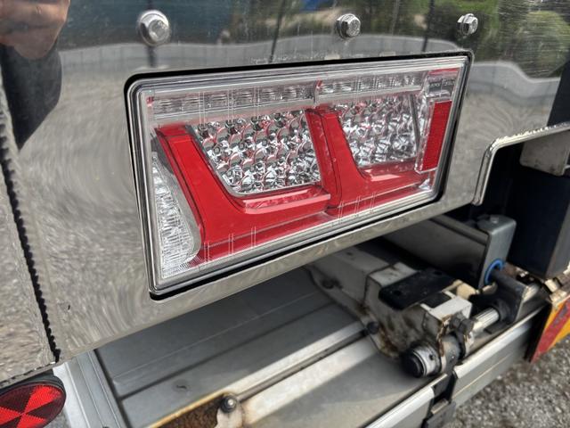 クオン 低温冷凍車　４軸低床　エアサス　格納ゲート　東プレ　ＸＶ９２ＬＳＥ－Ｕ　－３０℃設定　エバハウス　スタンバイ付　サイドドア　ジョロダーレール　９，３４０×２，３２０×２，４２０　積載１２．９ｔ　車検付　シフト：エスコット　２ペダル　パワーゲート（61枚目）