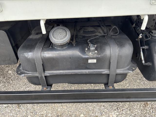 ファイター ２．９ｔ吊４段クレーン　木平　タダノ　ＺＥ３０４ＭＨ　フックイン　ラジコン　５，５００×２，１１０　外装仕上げ済　積載２．８ｔ　Ｆ６　６速　マニュアル　古河ユニック　ＵＮＩＣ　吊ｔ数２．９ｔ吊　４段ブーム　送信機　４ｔクレーン（30枚目）