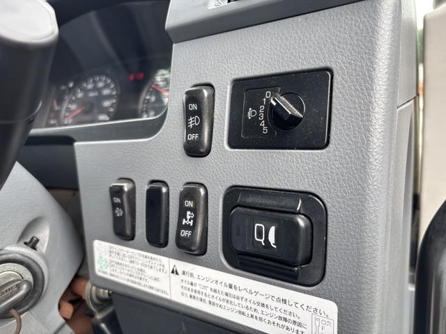 ファイター ２．９ｔ吊４段クレーン　木平　タダノ　ＺＥ３０４ＭＨ　フックイン　ラジコン　５，５００×２，１１０　外装仕上げ済　積載２．８ｔ　Ｆ６　６速　マニュアル　古河ユニック　ＵＮＩＣ　吊ｔ数２．９ｔ吊　４段ブーム　送信機　４ｔクレーン（36枚目）