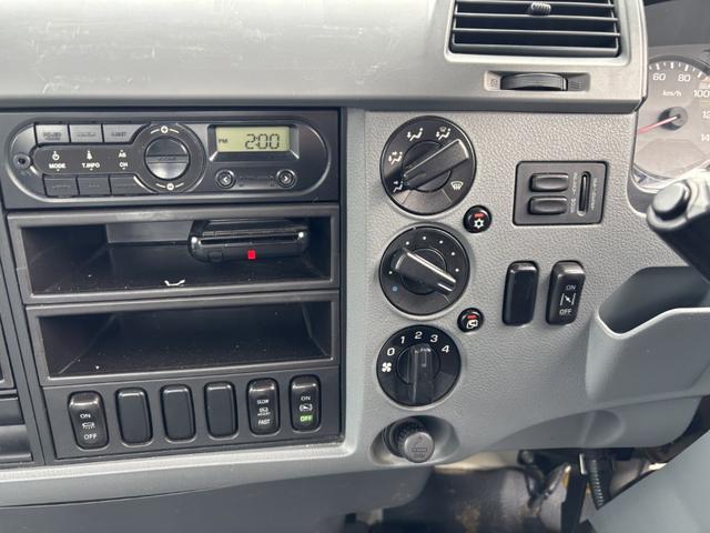 ファイター ２．９ｔ吊４段クレーン　木平　タダノ　ＺＥ３０４ＭＨ　フックイン　ラジコン　５，５００×２，１１０　外装仕上げ済　積載２．８ｔ　Ｆ６　６速　マニュアル　古河ユニック　ＵＮＩＣ　吊ｔ数２．９ｔ吊　４段ブーム　送信機　４ｔクレーン（38枚目）