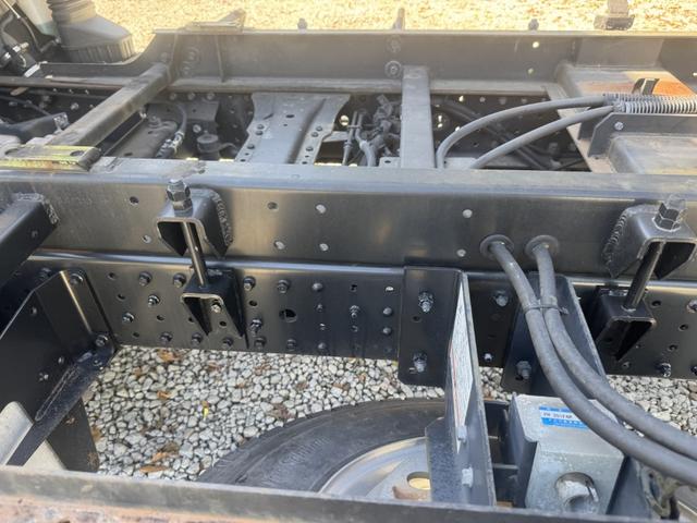 キャンター セーフティーローダー　カスタム　フラトップゼロ　新品エンジンＡＳＳＹ交換（記録簿有り）　極東開発　ＪＮ０２－４５　　ウインチ　ラジコン　左右アオリ開閉式　荷台長５，７２０ｍｍ　車検付　積載３．１ｔ　Ｉ５　５速　マニュアル　車載車　セフティーローダー（26枚目）