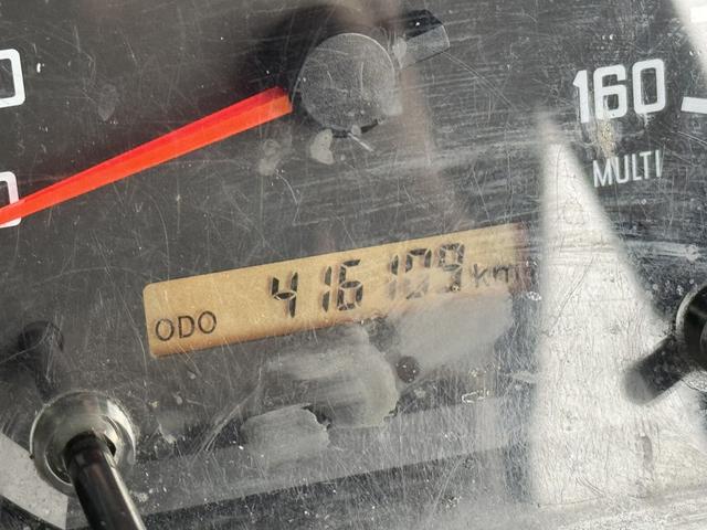 フォワード アルミウイング ワイド ベッド付 格納ゲート 日本トレクス リア観音扉 ラッシング2段 引出しフック5対 240馬力 6,220×2,410×2,410 車検付 積載2.25t F6 6速 マニュアル 4tウイング 極東開発 パワーゲート(32枚目)