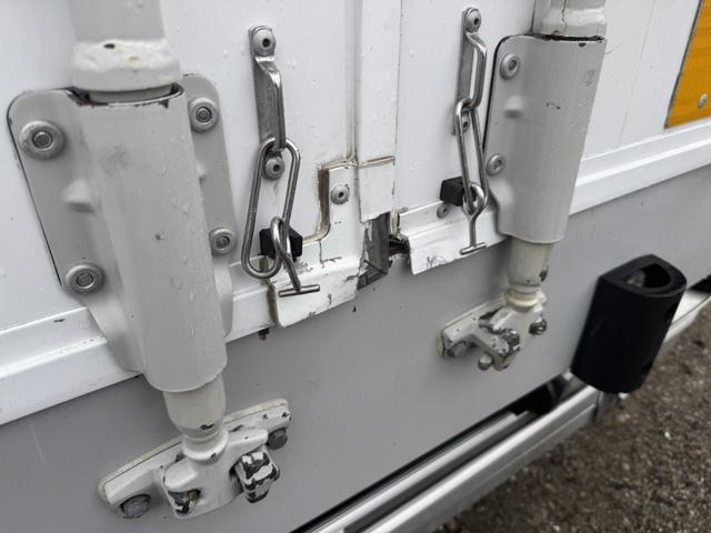 フォワード アルミウイング ワイド ベッド付 格納ゲート 日本トレクス リア観音扉 ラッシング2段 引出しフック5対 240馬力 6,220×2,410×2,410 車検付 積載2.25t F6 6速 マニュアル 4tウイング 極東開発 パワーゲート(59枚目)