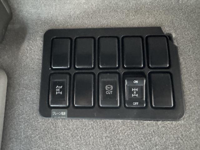 ギガ 2.9t吊4段クレーン アルミブロック 4軸低床 エアサス タダノ ZE504HRE ラジコン フックイン 8,670×2,390 積載11.9t F7 7速 マニュアル フルメッキ リターダ 吊t数2.9t吊 4段ブーム 古河ユニック UNIC 大型クレーン(42枚目)