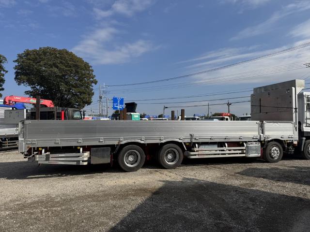 クオン アルミブロック 4軸低床 エアサス 5方開 引出しフック14対 スタンションホール1ケ センタースタンションホール3対 9,500×2,360 積載14t シフト:エスコットV 2ペダル アルミアオリ アルミ平 平ボディー(8枚目)