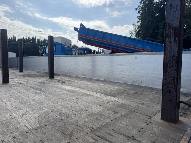 クオン アルミブロック 4軸低床 エアサス 5方開 引出しフック14対 スタンションホール1ケ センタースタンションホール3対 9,500×2,360 積載14t シフト:エスコットV 2ペダル アルミアオリ アルミ平 平ボディー(12枚目)