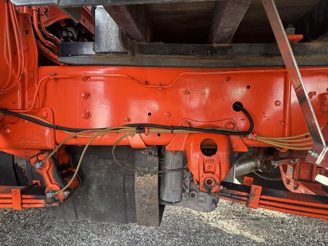 クオン アルミブロック 4軸低床 エアサス 5方開 引出しフック14対 スタンションホール1ケ センタースタンションホール3対 9,500×2,360 積載14t シフト:エスコットV 2ペダル アルミアオリ アルミ平 平ボディー(15枚目)