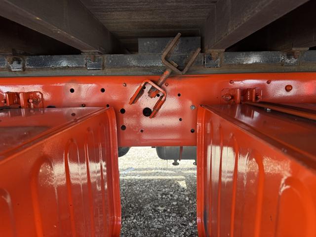 クオン アルミブロック 4軸低床 エアサス 5方開 引出しフック14対 スタンションホール1ケ センタースタンションホール3対 9,500×2,360 積載14t シフト:エスコットV 2ペダル アルミアオリ アルミ平 平ボディー(16枚目)