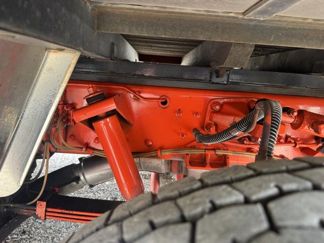 クオン アルミブロック 4軸低床 エアサス 5方開 引出しフック14対 スタンションホール1ケ センタースタンションホール3対 9,500×2,360 積載14t シフト:エスコットV 2ペダル アルミアオリ アルミ平 平ボディー(17枚目)