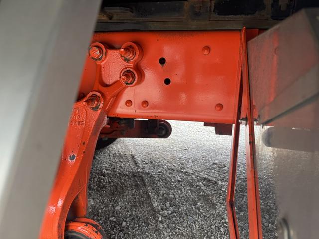 クオン アルミブロック 4軸低床 エアサス 5方開 引出しフック14対 スタンションホール1ケ センタースタンションホール3対 9,500×2,360 積載14t シフト:エスコットV 2ペダル アルミアオリ アルミ平 平ボディー(21枚目)