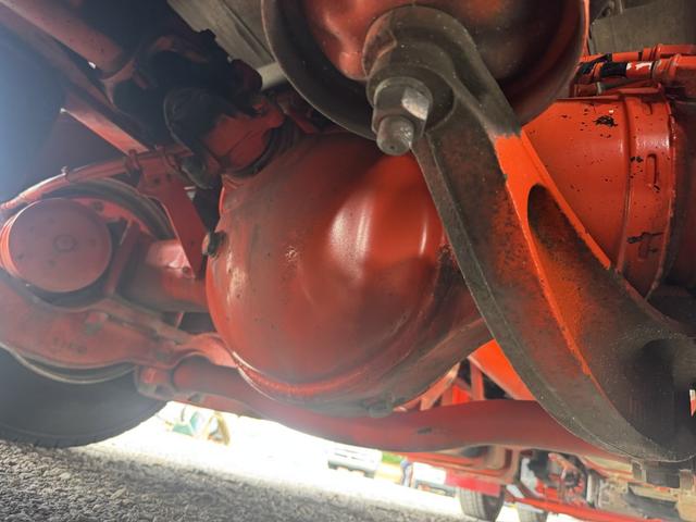 クオン アルミブロック 4軸低床 エアサス 5方開 引出しフック14対 スタンションホール1ケ センタースタンションホール3対 9,500×2,360 積載14t シフト:エスコットV 2ペダル アルミアオリ アルミ平 平ボディー(22枚目)