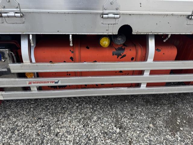 クオン アルミブロック 4軸低床 エアサス 5方開 引出しフック14対 スタンションホール1ケ センタースタンションホール3対 9,500×2,360 積載14t シフト:エスコットV 2ペダル アルミアオリ アルミ平 平ボディー(24枚目)