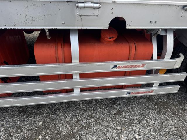 クオン アルミブロック 4軸低床 エアサス 5方開 引出しフック14対 スタンションホール1ケ センタースタンションホール3対 9,500×2,360 積載14t シフト:エスコットV 2ペダル アルミアオリ アルミ平 平ボディー(25枚目)