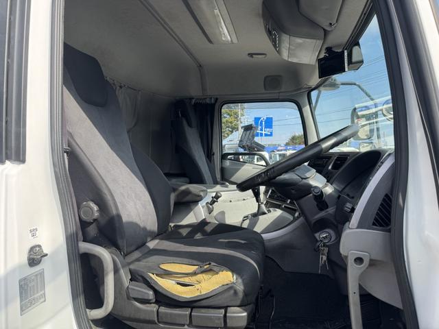 クオン アルミブロック 4軸低床 エアサス 5方開 引出しフック14対 スタンションホール1ケ センタースタンションホール3対 9,500×2,360 積載14t シフト:エスコットV 2ペダル アルミアオリ アルミ平 平ボディー(26枚目)