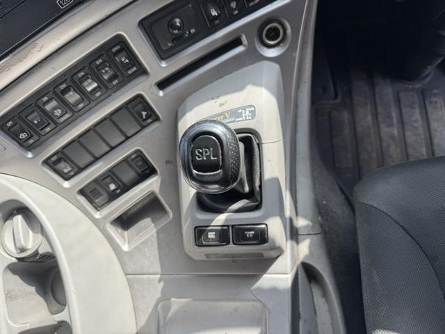 クオン アルミブロック 4軸低床 エアサス 5方開 引出しフック14対 スタンションホール1ケ センタースタンションホール3対 9,500×2,360 積載14t シフト:エスコットV 2ペダル アルミアオリ アルミ平 平ボディー(31枚目)