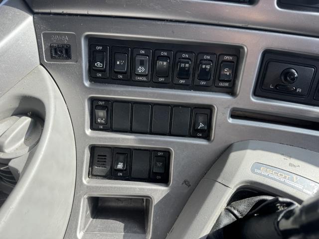 クオン アルミブロック 4軸低床 エアサス 5方開 引出しフック14対 スタンションホール1ケ センタースタンションホール3対 9,500×2,360 積載14t シフト:エスコットV 2ペダル アルミアオリ アルミ平 平ボディー(32枚目)