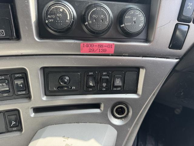 クオン アルミブロック 4軸低床 エアサス 5方開 引出しフック14対 スタンションホール1ケ センタースタンションホール3対 9,500×2,360 積載14t シフト:エスコットV 2ペダル アルミアオリ アルミ平 平ボディー(33枚目)