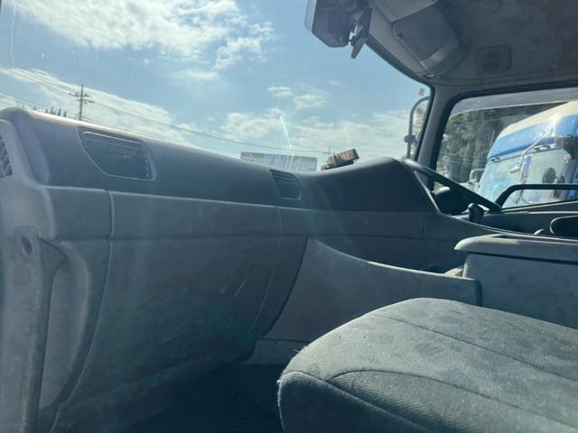 クオン アルミブロック 4軸低床 エアサス 5方開 引出しフック14対 スタンションホール1ケ センタースタンションホール3対 9,500×2,360 積載14t シフト:エスコットV 2ペダル アルミアオリ アルミ平 平ボディー(37枚目)