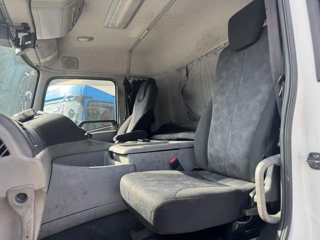 クオン アルミブロック 4軸低床 エアサス 5方開 引出しフック14対 スタンションホール1ケ センタースタンションホール3対 9,500×2,360 積載14t シフト:エスコットV 2ペダル アルミアオリ アルミ平 平ボディー(38枚目)