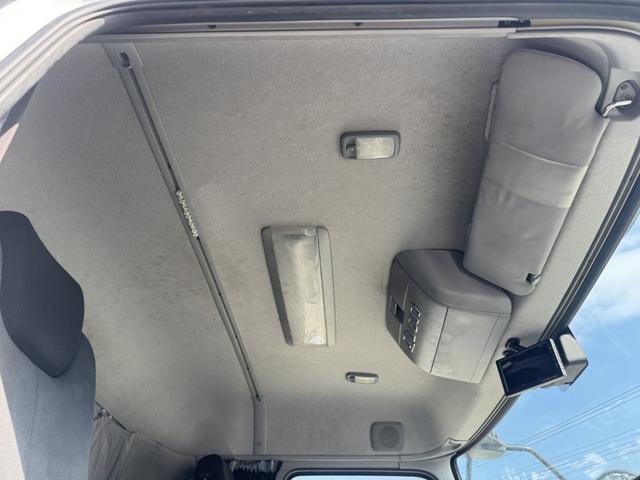 クオン アルミブロック 4軸低床 エアサス 5方開 引出しフック14対 スタンションホール1ケ センタースタンションホール3対 9,500×2,360 積載14t シフト:エスコットV 2ペダル アルミアオリ アルミ平 平ボディー(39枚目)