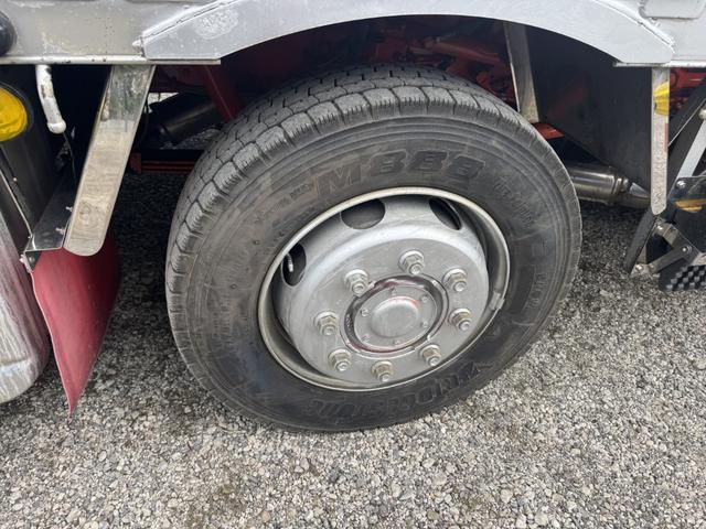 クオン アルミブロック 4軸低床 エアサス 5方開 引出しフック14対 スタンションホール1ケ センタースタンションホール3対 9,500×2,360 積載14t シフト:エスコットV 2ペダル アルミアオリ アルミ平 平ボディー(43枚目)