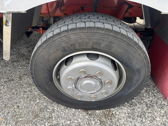 クオン アルミブロック 4軸低床 エアサス 5方開 引出しフック14対 スタンションホール1ケ センタースタンションホール3対 9,500×2,360 積載14t シフト:エスコットV 2ペダル アルミアオリ アルミ平 平ボディー(45枚目)