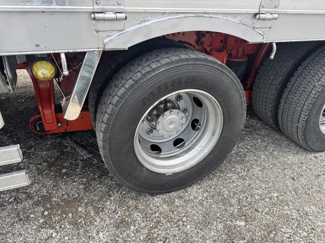 クオン アルミブロック 4軸低床 エアサス 5方開 引出しフック14対 スタンションホール1ケ センタースタンションホール3対 9,500×2,360 積載14t シフト:エスコットV 2ペダル アルミアオリ アルミ平 平ボディー(46枚目)