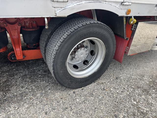 クオン アルミブロック 4軸低床 エアサス 5方開 引出しフック14対 スタンションホール1ケ センタースタンションホール3対 9,500×2,360 積載14t シフト:エスコットV 2ペダル アルミアオリ アルミ平 平ボディー(47枚目)