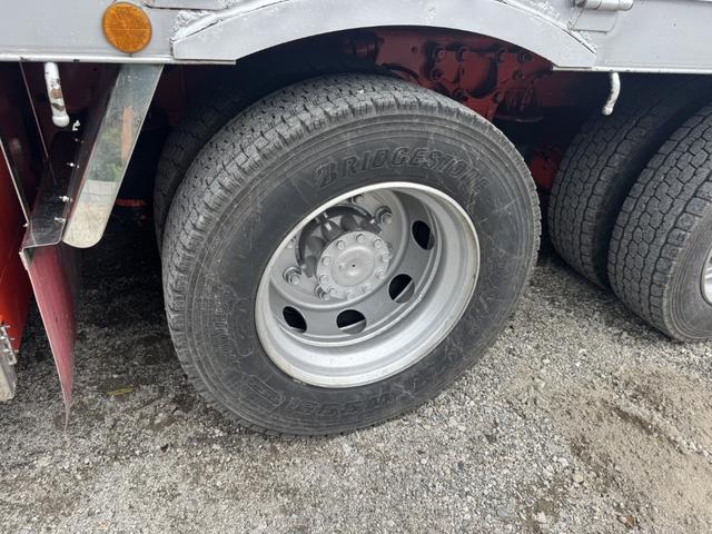 クオン アルミブロック 4軸低床 エアサス 5方開 引出しフック14対 スタンションホール1ケ センタースタンションホール3対 9,500×2,360 積載14t シフト:エスコットV 2ペダル アルミアオリ アルミ平 平ボディー(50枚目)