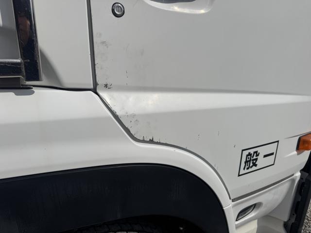 クオン アルミブロック 4軸低床 エアサス 5方開 引出しフック14対 スタンションホール1ケ センタースタンションホール3対 9,500×2,360 積載14t シフト:エスコットV 2ペダル アルミアオリ アルミ平 平ボディー(51枚目)