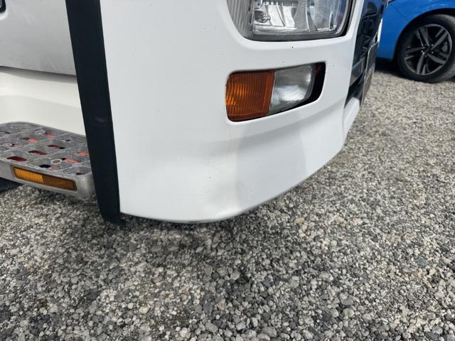 クオン アルミブロック 4軸低床 エアサス 5方開 引出しフック14対 スタンションホール1ケ センタースタンションホール3対 9,500×2,360 積載14t シフト:エスコットV 2ペダル アルミアオリ アルミ平 平ボディー(52枚目)