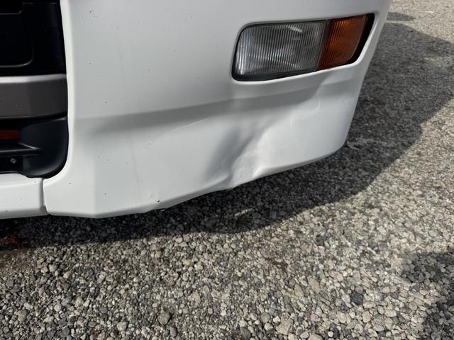 クオン アルミブロック 4軸低床 エアサス 5方開 引出しフック14対 スタンションホール1ケ センタースタンションホール3対 9,500×2,360 積載14t シフト:エスコットV 2ペダル アルミアオリ アルミ平 平ボディー(54枚目)