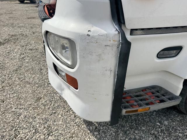 クオン アルミブロック 4軸低床 エアサス 5方開 引出しフック14対 スタンションホール1ケ センタースタンションホール3対 9,500×2,360 積載14t シフト:エスコットV 2ペダル アルミアオリ アルミ平 平ボディー(55枚目)