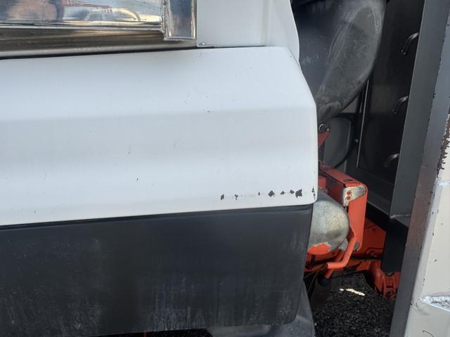 クオン アルミブロック 4軸低床 エアサス 5方開 引出しフック14対 スタンションホール1ケ センタースタンションホール3対 9,500×2,360 積載14t シフト:エスコットV 2ペダル アルミアオリ アルミ平 平ボディー(56枚目)