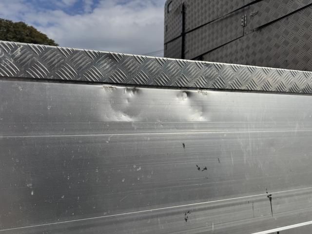 クオン アルミブロック 4軸低床 エアサス 5方開 引出しフック14対 スタンションホール1ケ センタースタンションホール3対 9,500×2,360 積載14t シフト:エスコットV 2ペダル アルミアオリ アルミ平 平ボディー(59枚目)