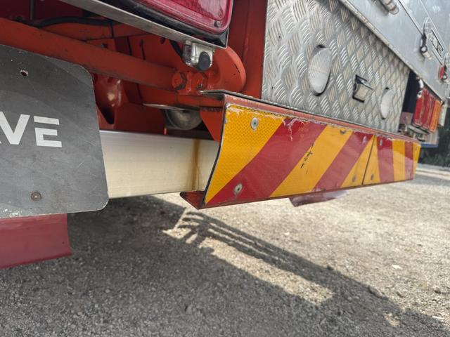 クオン アルミブロック 4軸低床 エアサス 5方開 引出しフック14対 スタンションホール1ケ センタースタンションホール3対 9,500×2,360 積載14t シフト:エスコットV 2ペダル アルミアオリ アルミ平 平ボディー(60枚目)