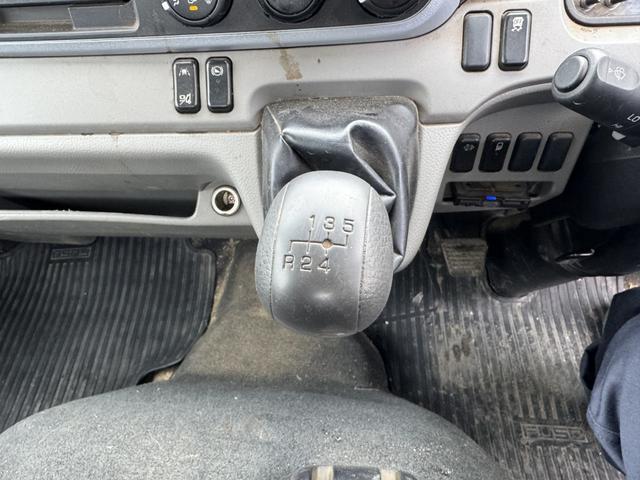 キャンター 木平　標準セミロング　走行３７千ｋｍ　床板張り替え済み　３方開　丸かんフック２対　積載３ｔ　Ｉ５　５速　マニュアル　平ボディー　平ボデー　ＥＴＣ２．０　バックカメラ　ＬＤＷＳ　アクティブブレーキアシスト（ＡＭＢ）（26枚目）