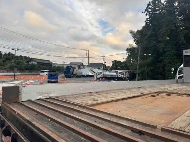 ギガ 2.9t吊4段セルフクレーン アルミブロック 4軸低床 古河ユニック URU504HN フックイン ラジコン スロープハンガー あゆみ板 8,600×2,330 積載11.8t アルミホイール 車検付 フルメッキ シフト:スムーサーG 3ペダル(10枚目)